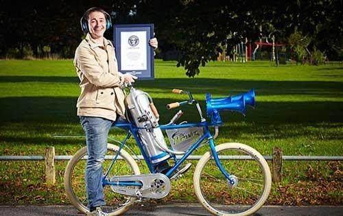 世界上最響的自行車喇叭,是由亞尼克里德發明的。據說能夠產生136.2分貝。簡直是喇叭中的戰斗機,只是現在誰也不愿意鳴喇叭。