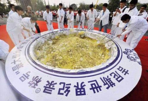 世界上最大份炒飯揚州廚師們聯手烹飪了重達4192公斤的揚州炒飯,打破去年9月土耳其3150公斤的炒飯紀錄,創造新的吉尼斯世界紀錄。