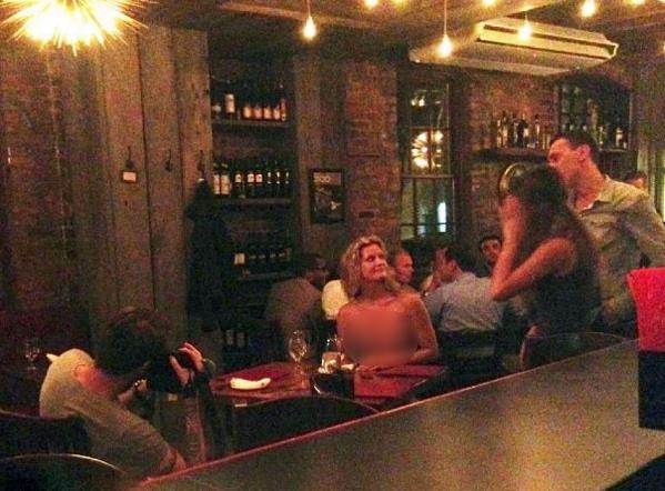 紐約女模特當(dāng)眾露上身拍照被餐廳老板趕出