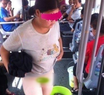 奇葩!女子公交車上內(nèi)急憋不住 當(dāng)眾淡定脫褲子尿尿 驚呆一車乘客