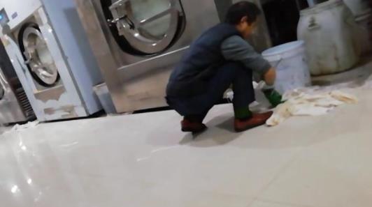 爆酒店白床單清洗全過程:帶血床單和普通被罩混洗 違規(guī)原料暴力蒸白