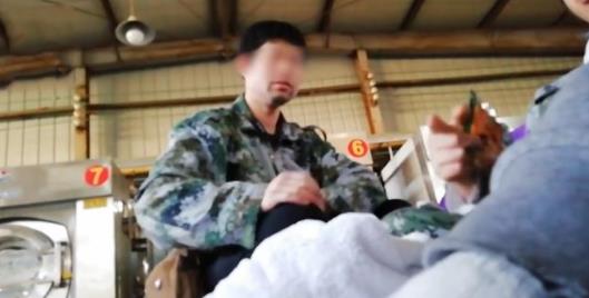 爆酒店白床單清洗全過程:帶血床單和普通被罩混洗 違規(guī)原料暴力蒸白