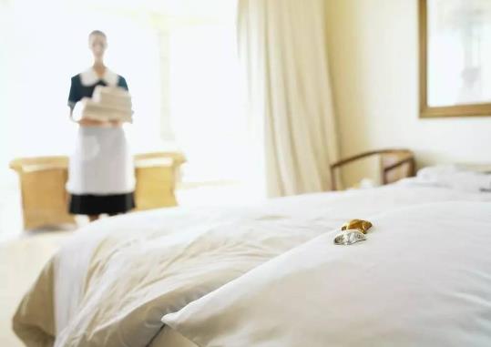 爆酒店白床單清洗全過程:帶血床單和普通被罩混洗 違規(guī)原料暴力蒸白