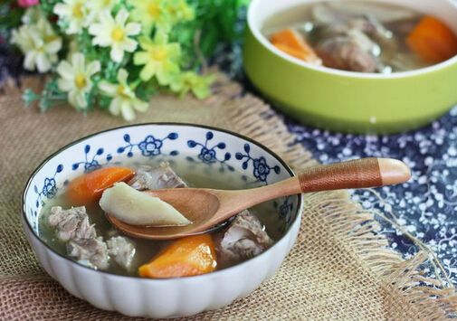 豬骨除含蛋白質、脂肪、維生素外,還含有大量磷酸鈣、骨膠原、骨黏蛋白等,能為讓乳汁的營養更豐富,寶寶吃了更健康。