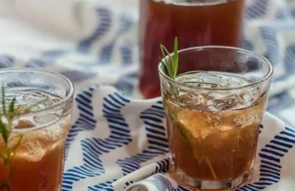 炎夏消暑 夏季大多數(shù)人都喜歡喝飲料解暑