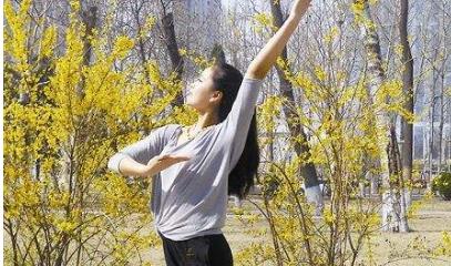 女人在生產以后都會出現體型走樣的情況 4種方法能塑造體型