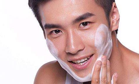 男生在青春期時長青春痘很常見 這些日常護膚要做好