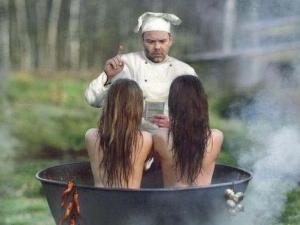 ?鍋中蒸美女，調(diào)料加全了嗎？大廚說還少一樣調(diào)料