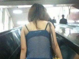 ?姐，穿這樣也逛街？內(nèi)褲外穿太霸氣鳥