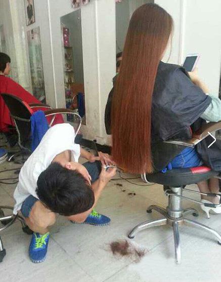 理發師給美女剪個頭發容易嗎?.jpg