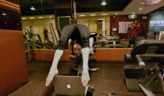 中國第一柔術女王劉藤在健身房用器械進行身體柔韌度練習,其逆天的柔骨術令人驚嘆,完爆各路“一字馬”女神。解鎖姿勢最多的女人