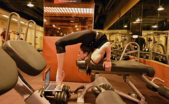 中國第一柔術女王劉藤在健身房用器械進行身體柔韌度練習,其逆天的柔骨術令人驚嘆,完爆各路“一字馬”女神。解鎖姿勢最多的女人