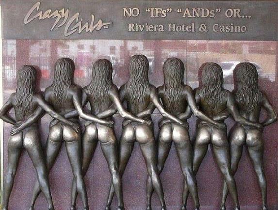 一部名叫“瘋狂女孩”的歌舞秀很多年長演不衰,號稱是賭城“最性感的表演”。為了慶祝“瘋狂女孩”首演10周年,1999年藝術家將艷舞女郎們的性感形象塑成了雕像,豎立在酒店的入口處。7名艷舞女郎背對著觀眾站成一排,手臂兩兩交叉,挽住彼此。雕像栩栩如生,仿佛音樂已經響起,她們馬上就要擺動身軀舞動起來的樣子。如今,這些銅像成為賭城最受人愛撫的銅像。當地流傳一種說法,只要摸一摸女郎們金光閃閃的臀部,就會錢包鼓鼓地離開賭城。