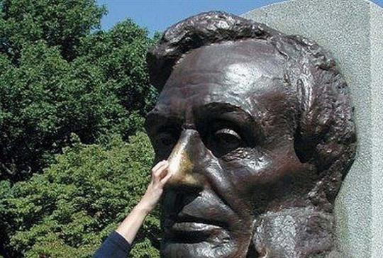 美國伊利諾伊州首府春田市是林肯的墓地所在地,每天都有很多人來林肯墓園瞻仰。好多人去摸林肯雕像的鼻子,有的還把孩子舉起來去摸。林肯的頭像外面原來是鍍了一層黑顏色,鼻子被摸得多了,露出里面的黃銅,锃亮锃亮的。據(jù)說林肯的鼻子是全美國十大幸運(yùn)物之一,摸了就會(huì)有好運(yùn)氣。