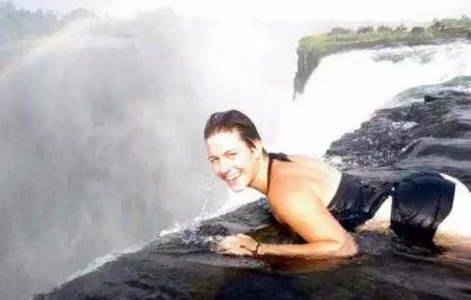 你想知道世界上最刺激的游泳池在哪里嗎?那你一定要前往位于贊比亞與津巴布韋邊界的維多利亞瀑布看看,那里有一個令世人嘆為觀止的“魔鬼游泳池”。之所以得名如此,是因為它地處110米高的維多利亞瀑布頂部,那些想挑戰(zhàn)自己膽量極限的游客可以扒在“池邊”,親歷奔騰的瀑布從身下飛流直下的刺激!