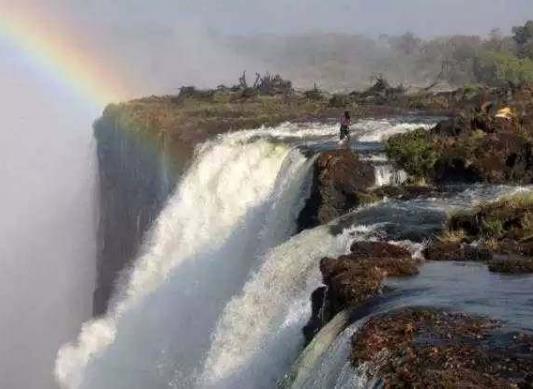 你想知道世界上最刺激的游泳池在哪里嗎?那你一定要前往位于贊比亞與津巴布韋邊界的維多利亞瀑布看看,那里有一個令世人嘆為觀止的“魔鬼游泳池”。之所以得名如此,是因為它地處110米高的維多利亞瀑布頂部,那些想挑戰(zhàn)自己膽量極限的游客可以扒在“池邊”,親歷奔騰的瀑布從身下飛流直下的刺激!