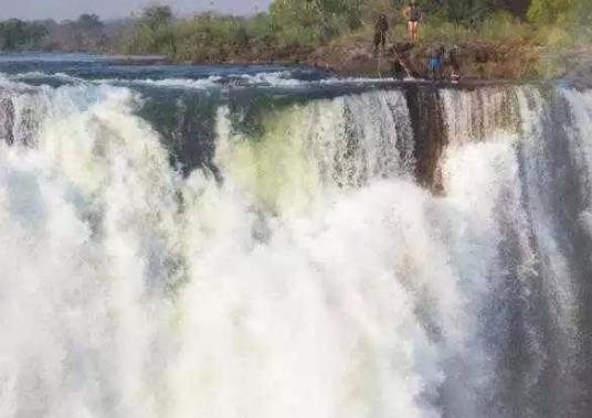 你想知道世界上最刺激的游泳池在哪里嗎?那你一定要前往位于贊比亞與津巴布韋邊界的維多利亞瀑布看看,那里有一個令世人嘆為觀止的“魔鬼游泳池”。之所以得名如此,是因為它地處110米高的維多利亞瀑布頂部,那些想挑戰(zhàn)自己膽量極限的游客可以扒在“池邊”,親歷奔騰的瀑布從身下飛流直下的刺激!