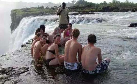 你想知道世界上最刺激的游泳池在哪里嗎?那你一定要前往位于贊比亞與津巴布韋邊界的維多利亞瀑布看看,那里有一個令世人嘆為觀止的“魔鬼游泳池”。之所以得名如此,是因為它地處110米高的維多利亞瀑布頂部,那些想挑戰(zhàn)自己膽量極限的游客可以扒在“池邊”,親歷奔騰的瀑布從身下飛流直下的刺激!