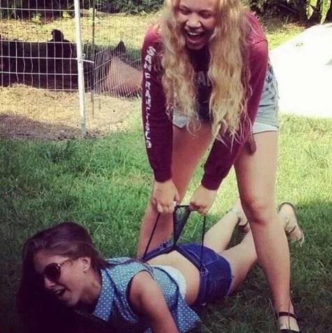 美女尷尬瞬間:小內(nèi)內(nèi)就這么的被女色魔扯下來(lái)了,內(nèi)閨女,能使勁兒點(diǎn),都給扯下來(lái)嗎?