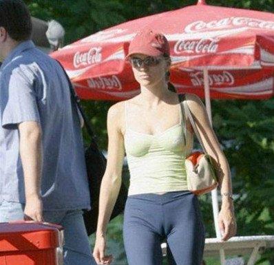 穿緊身褲的尷尬:美女這形狀不錯(cuò)哦。