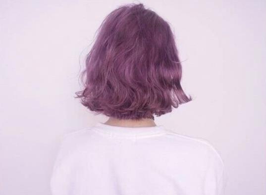 染發(fā)劑弄到頭皮上有傷害嗎?頭頂染的太黃每天洗頭會退嗎?