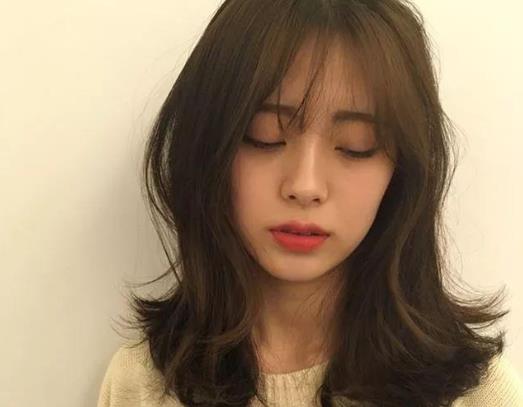 頭發(fā)軟化焦了如何補(bǔ)救?拉直不到一年可以燙發(fā)嗎?