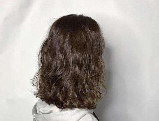 頭發(fā)軟化焦了如何補(bǔ)救?拉直不到一年可以燙發(fā)嗎?