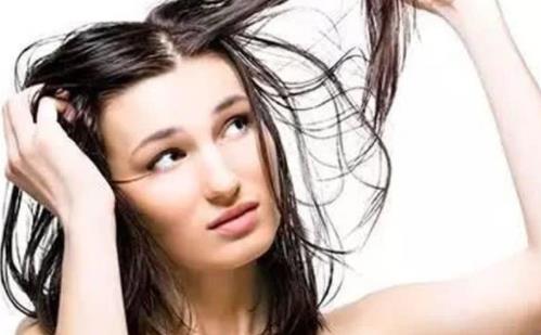 頭發為什么會出油 頭發出油有什么改善的方法