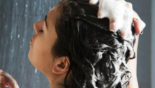 頭發為什么會出油 頭發出油有什么改善的方法