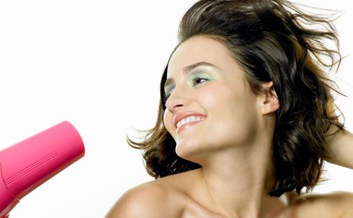 洗完頭吹干頭發先吹發根還是發尾 頭發自然干還是吹干好