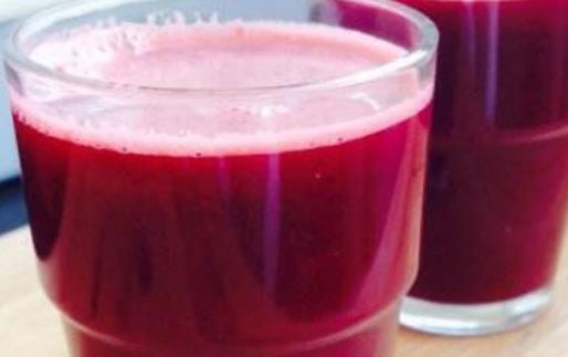 男性出現(xiàn)小便發(fā)黃的現(xiàn)象很危險(xiǎn) 主要由2種原因造成