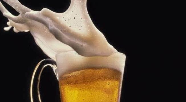 啤酒是聚會必不可少的一種酒類 常喝啤酒易傷男人精子
