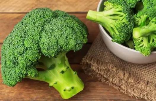 中年男人脫發(fā)怎么辦?吃什么食物能預(yù)防脫發(fā)