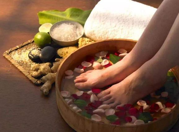 經期可以用生姜泡腳嗎 女性經期泡腳究竟好不好
