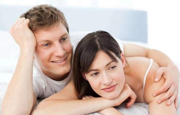 男朋友躺在旁邊身體熱是怎么回事 男朋友壓在身上說忍不住怎么辦