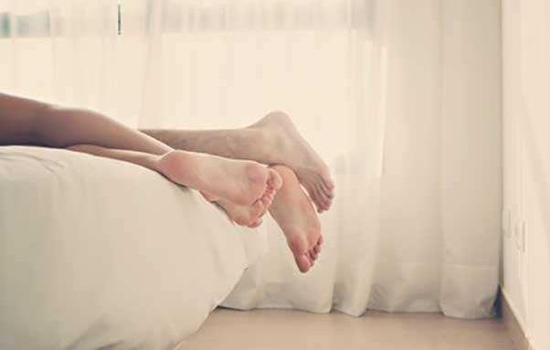 男朋友躺在旁邊身體熱是怎么回事 男朋友壓在身上說忍不住怎么辦