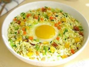 蛋炒飯?jiān)鯓映床拍芙瘘S誘人？蛋炒飯?jiān)趺醋龊贸? /></a> </div>
                  <div   id=