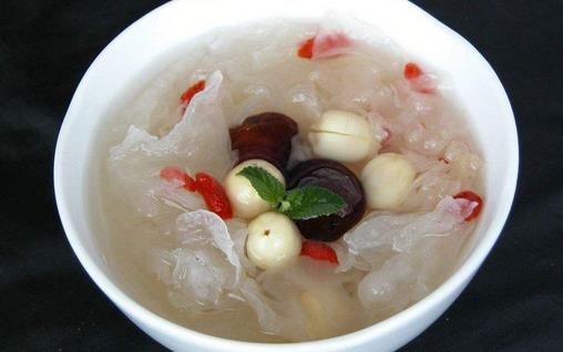 銀耳蓮子湯能加百合嗎 四種美味做法學回家