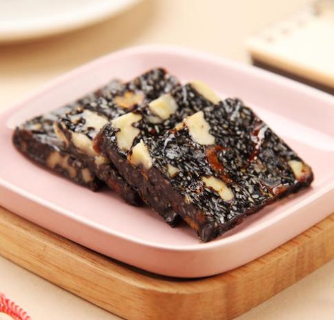 阿膠糕切片時刀上要刷油嗎?阿膠糕涼了就可以切塊了嗎?