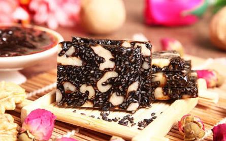 阿膠糕切片時刀上要刷油嗎?阿膠糕涼了就可以切塊了嗎?