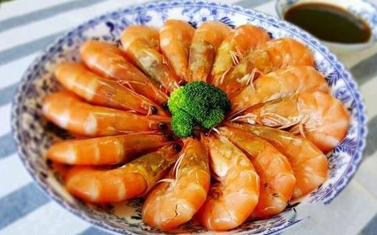 吃蝦能喝白酒嗎?煮蝦能放白酒嗎?