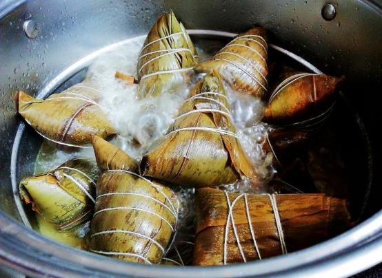 煮粽子鍋底用放碗和石頭嗎?煮粽子要用電飯煲還是湯鍋?