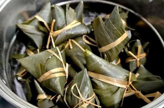 包粽子的線用幾毫米的繩子?包粽子的線掉色吃了會中毒嗎?