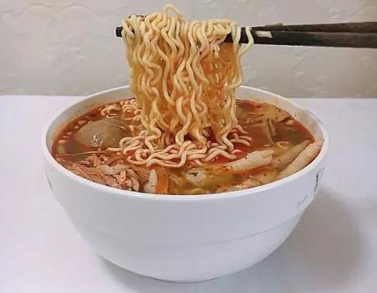 煮泡面是先放粉料還是先放醬料?煮方便面要焯水嗎?