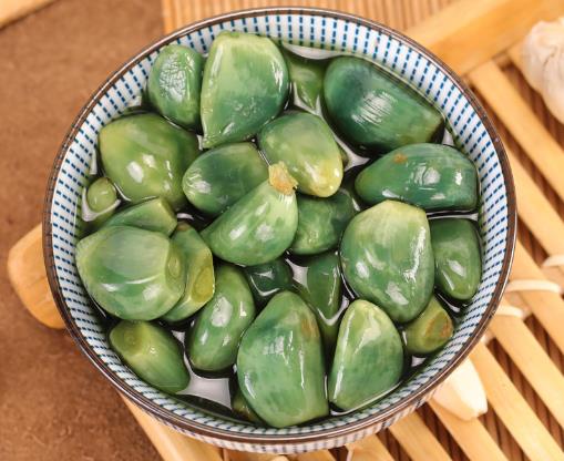 泡臘八蒜剩下的醋可以泡菜嗎?泡臘八蒜的米醋是什么顏色的?