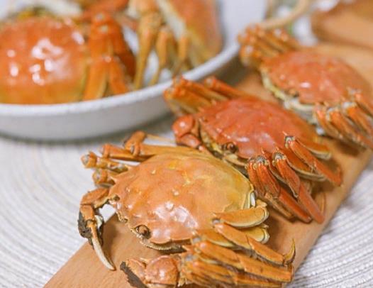 蒸大閘蟹用的紫蘇是干的還是新鮮的?大閘蟹漏到外面的黃白固體能吃嗎