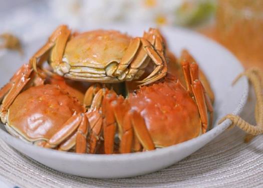 蒸大閘蟹為什么有黃的白的流出來?蒸大閘蟹蔥姜蒜放水里還是蒸壁上