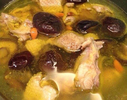 燉雞肉用什么鍋比較好?怎么分辨雞肉新不新鮮