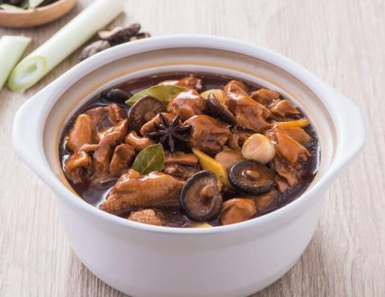 燉雞肉用什么鍋比較好?怎么分辨雞肉新不新鮮