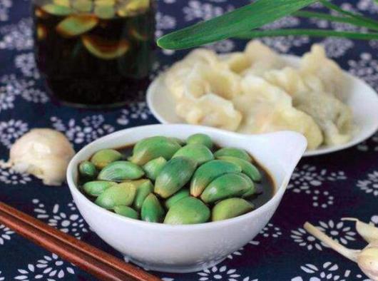 做臘八蒜的米醋是什么顏色的圖片?臘八蒜是用白米醋還是紅米醋